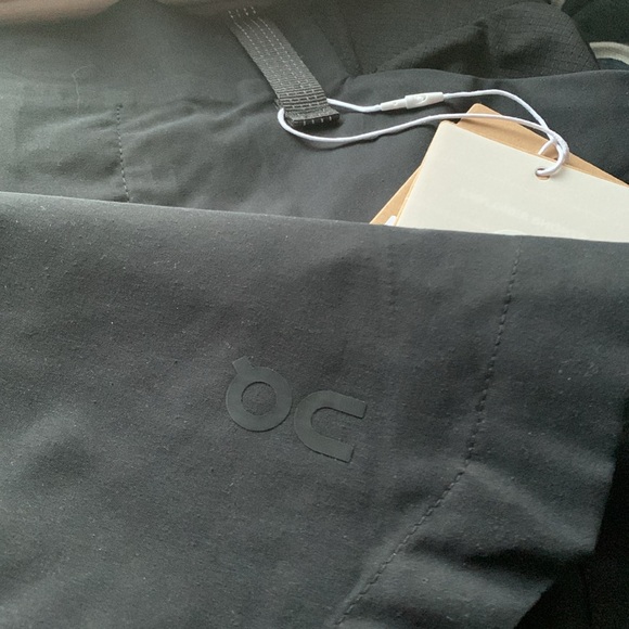 ♥️♥️♥️ ON RUNNING Explorer Black Shorts, size L - Picture 16 of 16